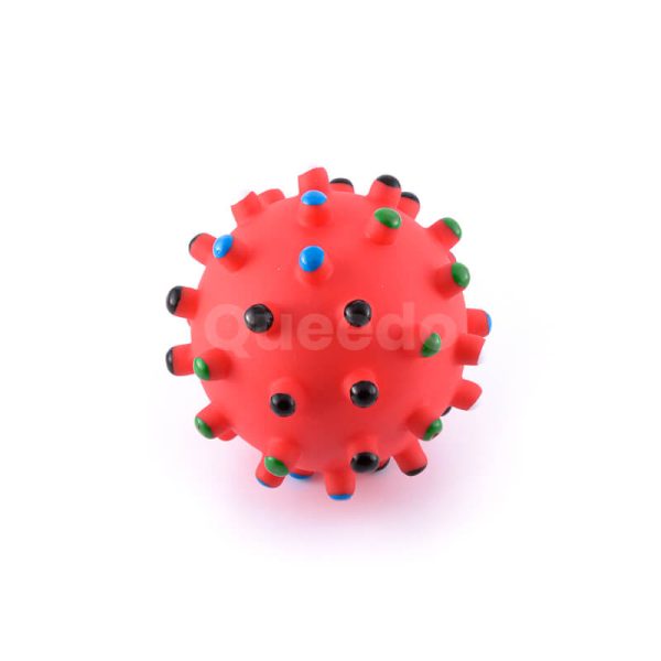Kvalitná hračka pre psa červená loptička s farebnými pichliačmi