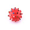 Zábavná hračka pre psa červená lopta s farebnými pichliačmi
