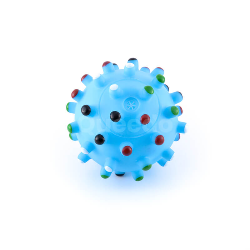 Kvalitná hračka pre psa modrá lopta s farebnými pichliačmi